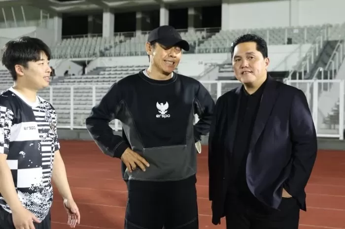 Potret mantan pelatih Timnas Indonesia, Shin Tae-yong bersama Ketum PSSI, Erick Thohir saat sesi latihan skuad Garuda. (Instagram.com/@shintaeyong7777)
