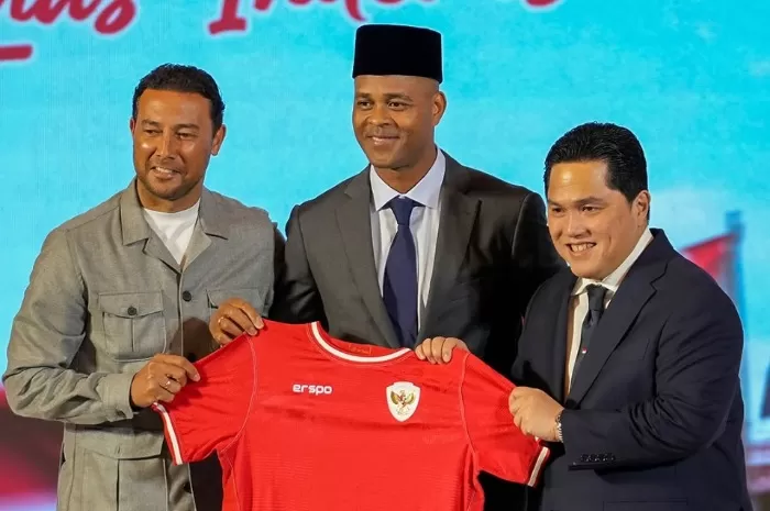 Potret juru taktik anyar Timnas Indonesia, Patrick Kluivert (tengah) yang resmi diperkenalkan PSSI di Jakarta, pada Minggu, 12 Januari 2025. (Instagram.com/@patrickkluivert9)
