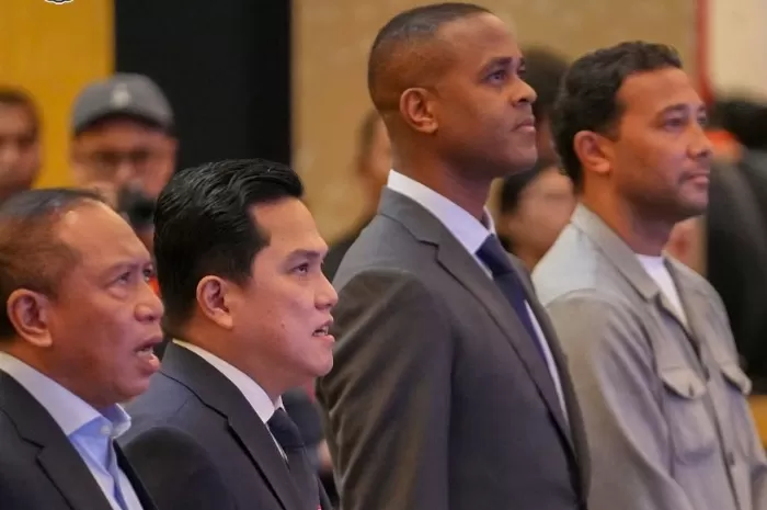 Potret pelatih baru Timnas Indonesia, Patrick Kluivert bersama jajaran PSSI dalam jumpa pers di Jakarta, pada Minggu, 12 Januari 2025. (Instagram.com/@patrickkluivert9)