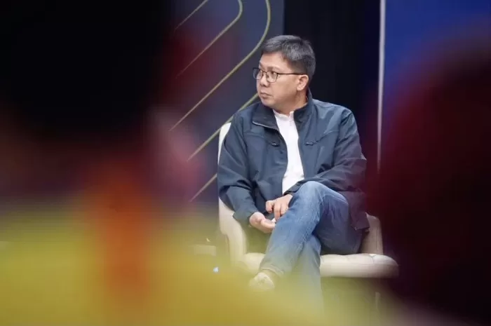 Potret pengamat sepak bola di Indonesia, Tommy Welly alias Bung Towel. (Instagram.com/@bungtowel8)