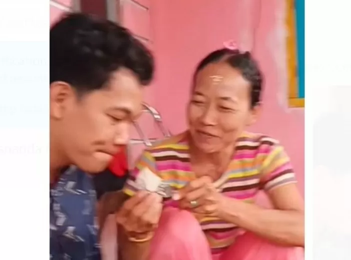 Potret Agus Difabel disuapi oleh ibunya sebelum kasus pelecehan seksual ( Tiktok.cm/paseksanyseni)