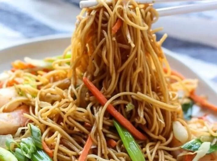Mie Panjang Umur yang Khas Saat Perayaan Imlek/Foto: Pinterest.com/joyousapron