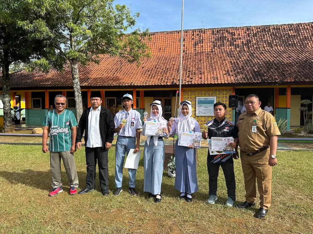 Ketua Wushu Indonesia Kabupaten Rembang, Bisri Cholil Laqouf menyerahkan penghargaan kepada atlet wushu berprestasi di SMA Negeri Sulang baru-baru ini.  