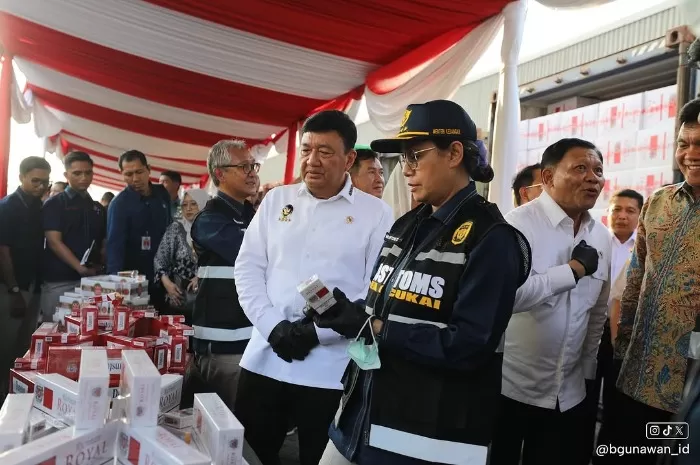 Potret Menko Polkam RI Budi Gunawan bersama Menkeu RI Sri Mulyani dalam pengungkapan kasus penyelundupan barang impor dalam konferensi pers di Surabaya, Jawa Timur, pada Rabu, 5 Februari 2025. (Instag