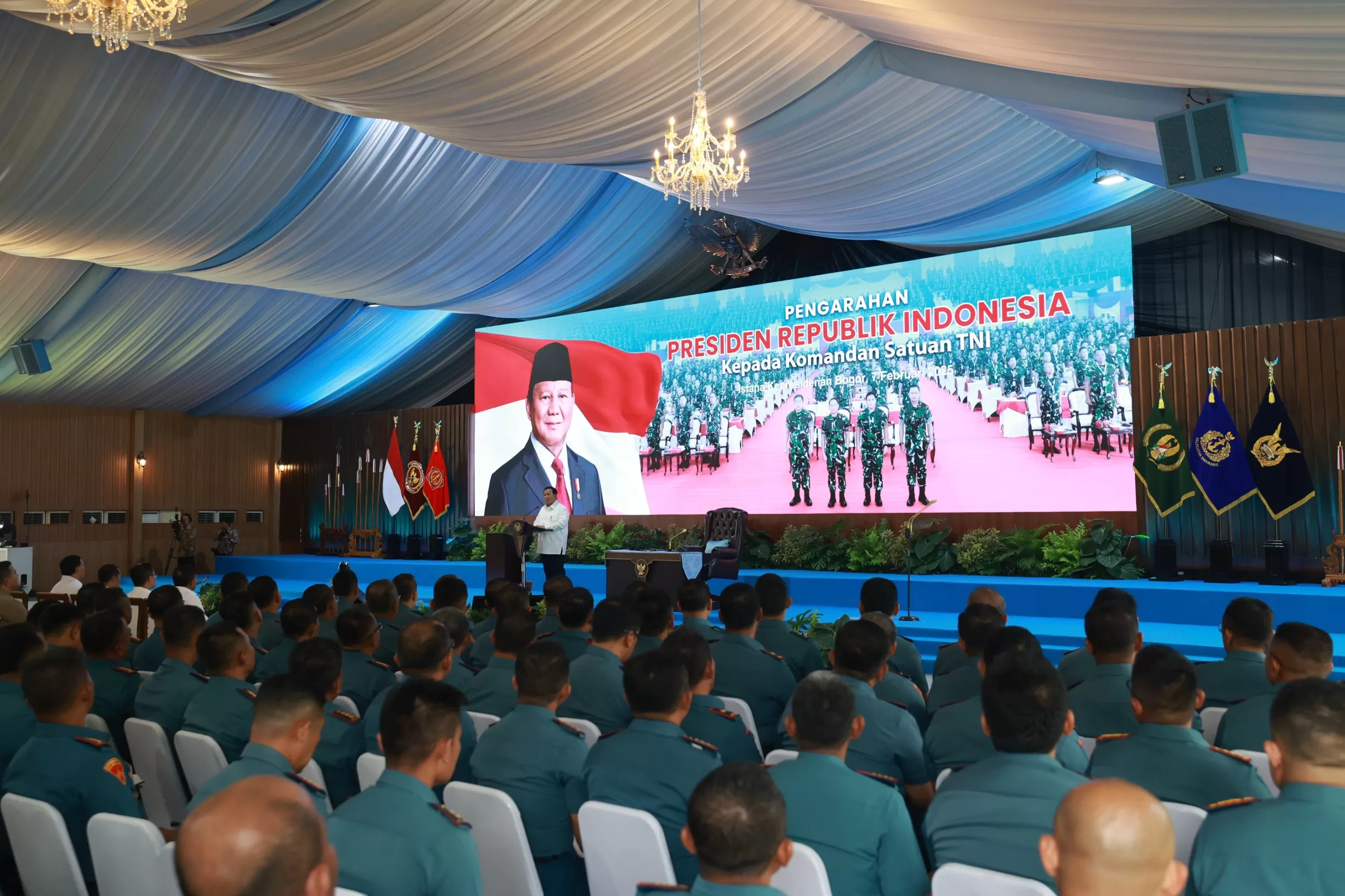 Presiden RI Prabowo Subianto memberikan pengarahan kepada 1.004 Komandan Satuan TNI yang terdiri dari para Komandan Satuan setingkat Danyon, Dandim, dan Dandrem dari masing-masing matra TNI di Istana 