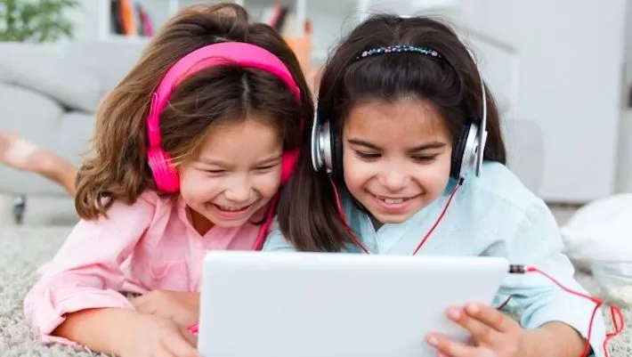 Rencana Komdigi mengatur batas usia penggunaan media sosial pada anak. (Freepik/nensuria)