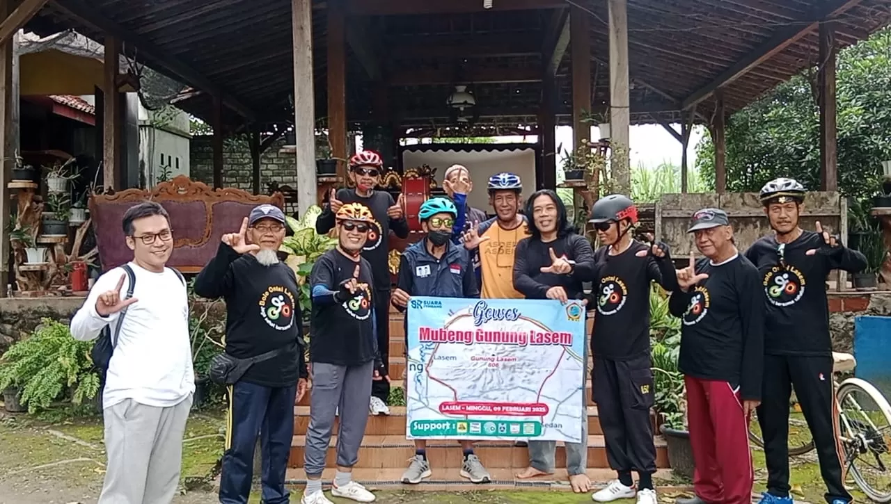 Komunitas Bolo Ontel Lasem menggelar Gowes Mubeng Gunung Lasem, menempuh rute menantang dengan pemandangan bukit hijau dan Laut Jawa