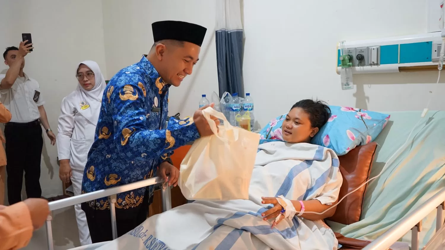 Direktur RSUD dr. R. Soetrasno, dr. Awang menyerahkan bingkisan kepada pasien