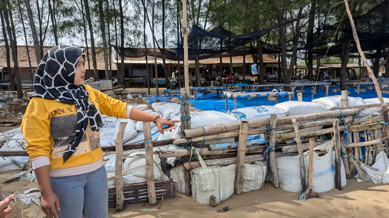 Salah satu pemilik warung di Pantai Caruban, Ika Riskawati merogoh kocek pribadi untuk membuat tanggul pelindung abrasi
