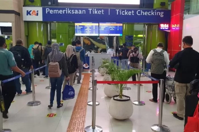 Potret jalur antrian pemesanan tiket kereta api di Indonesia. (Dok. PT KAI)
