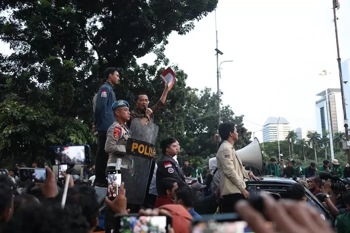 Menteri Sekretaris Negara (Mensesneg) Prasetyo Hadi turun langsung menemui para mahasiswa yang melakukan unjuk rasa di kawasan Patung Kuda Arjuna Wiwaha, Jakarta Pusat, Kamis (20/2).