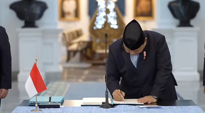 Momen Prabowo Ucapkan Bismillah Sebelum Tandatangani Keppres Dewas dan Badan Pelaksana Danantara