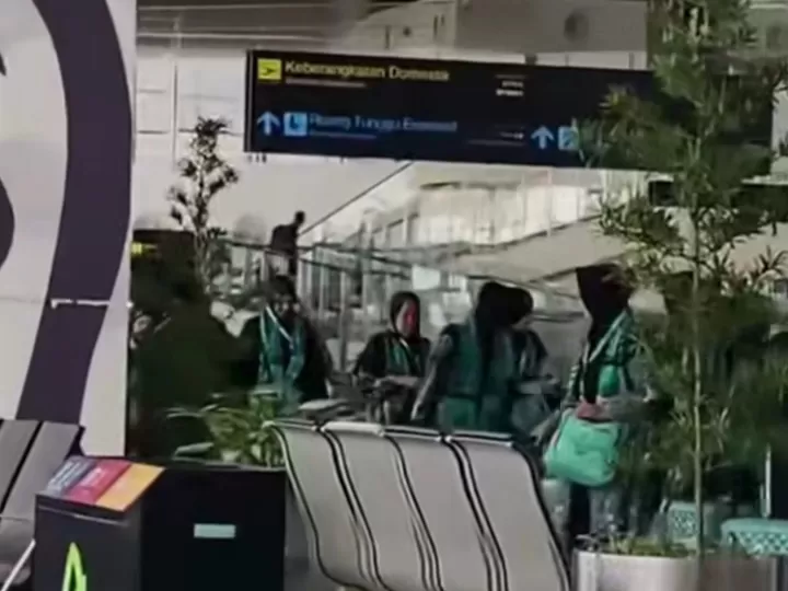 Jamaah umrah memakai seragam unik