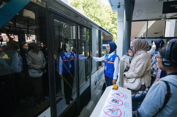 Potret para penumpang Bus Trans Jakarta menjelang Ramadhan 1446 Hijriah. (Dok. Trans Jakarta)