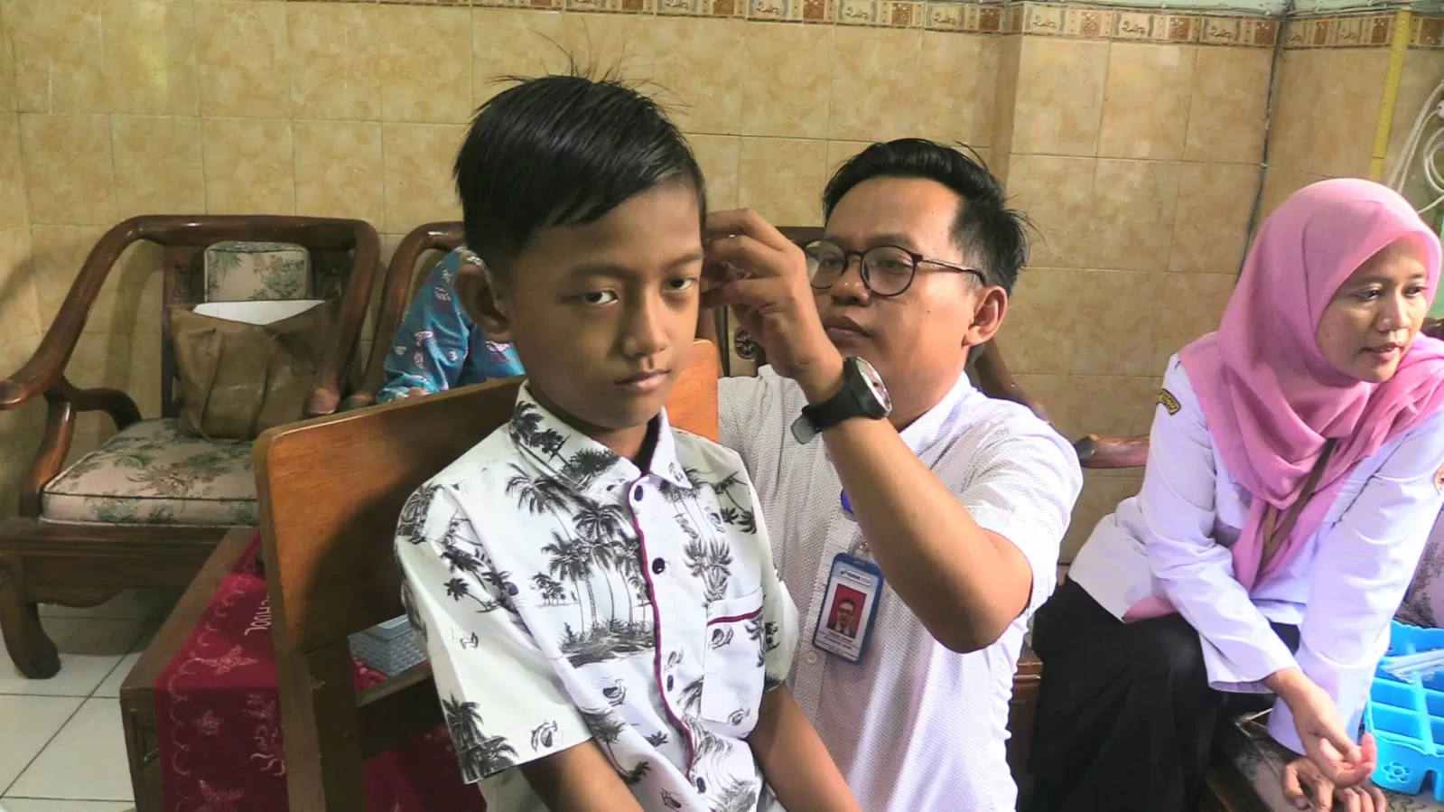  Pemkab Rembang salurkan alat bantu dengar gratis untuk penyandang disabilitas.