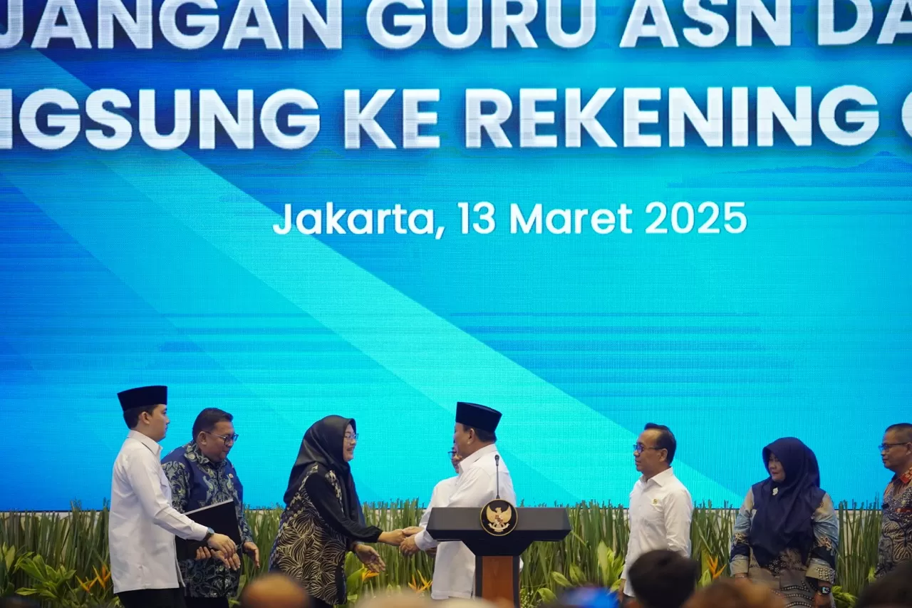 Presiden RI Prabowo Subianto mengumumkan mekanisme terbaru penyaluran tunjangan para guru yang akan diberikan langsung ke rekening mereka