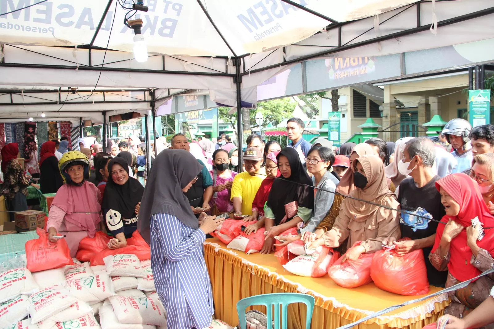 Ratusan warga memadati pasar murah di Jalan Dr. Soetomo, dekat Rumah Dinas Wakil Bupati Rembang, pada Rabu (19/3/2025)