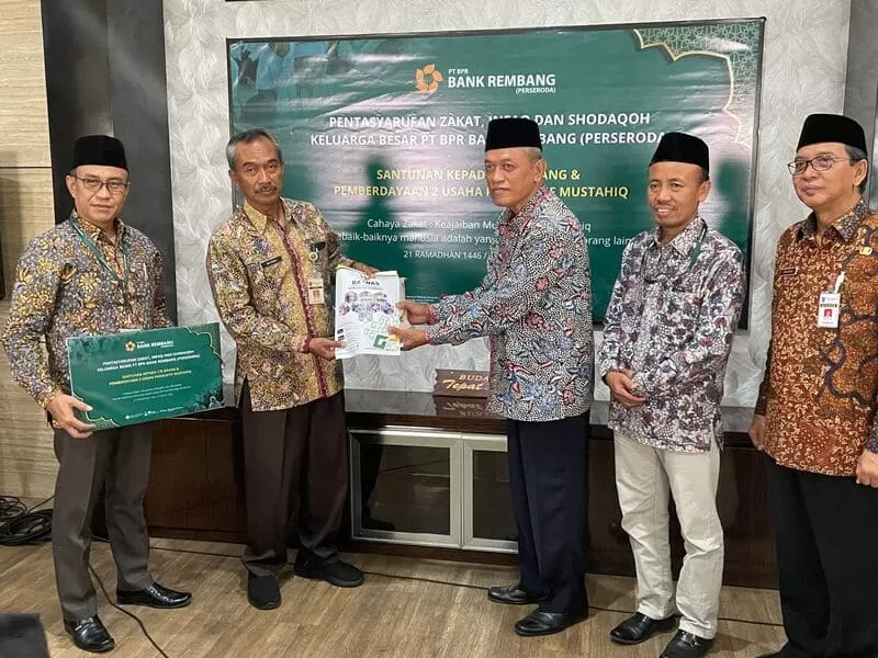 Asisten II Pemkab Rembang Mardi menyerahkan secara simbolis zakat infaq dan shodaqoh Bank Rembang kepada warga penerima 
