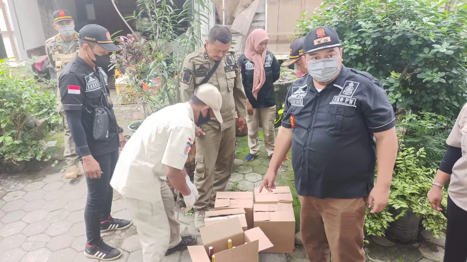 Petugas menyisir sejumlah titik di Kecamatan Kragan dan berhasil menyita 136 botol minuman keras (miras) dari dua toko sembako.