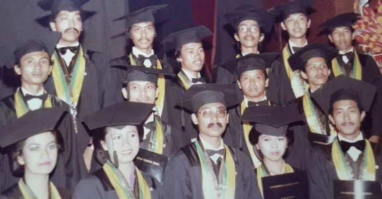 Beberapa alumni dan akademisi Universitas Gadjah Mada (UGM) membantah tuduhan bahwa ijazah dan skripsi Joko Widodo palsu.