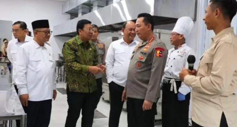 Kepala BGN dan Mendikdasmen Dampingi Kapolri meresmikan operasional Satuan Pelayanan Pemenuhan Gizi (SPPG) Polri di Pejaten, Jakarta Selatan beberapa Waktu lalu. (instagram.com/badangizinasional.ri)