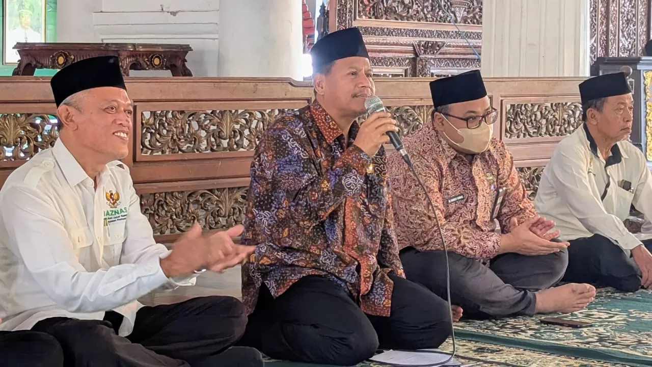 Target ZIS BAZNAS Rembang naik jadi Rp11,3 miliar di 2025. Bupati Harno siap jadi teladan dengan memotong gajinya untuk zakat.  