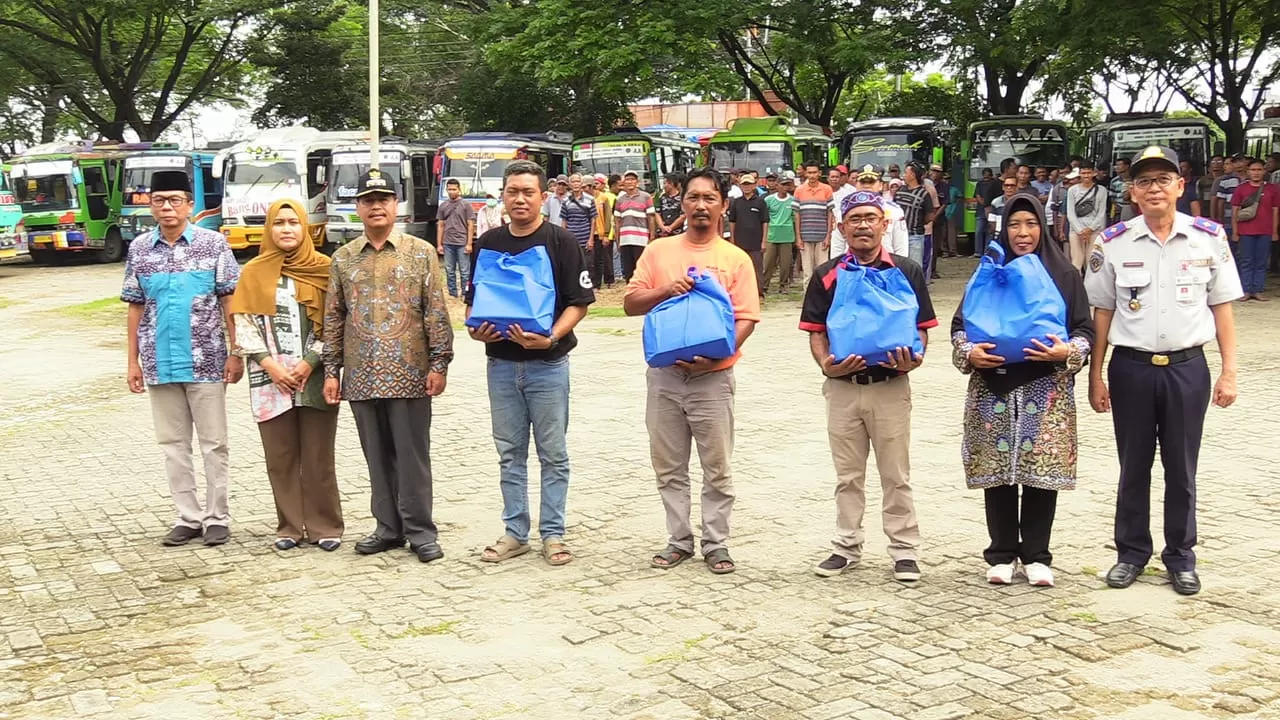 Jelang Idulfitri, Bupati Rembang Bagikan Bingkisan untuk 175 Pengemudi Angkutan Umum
