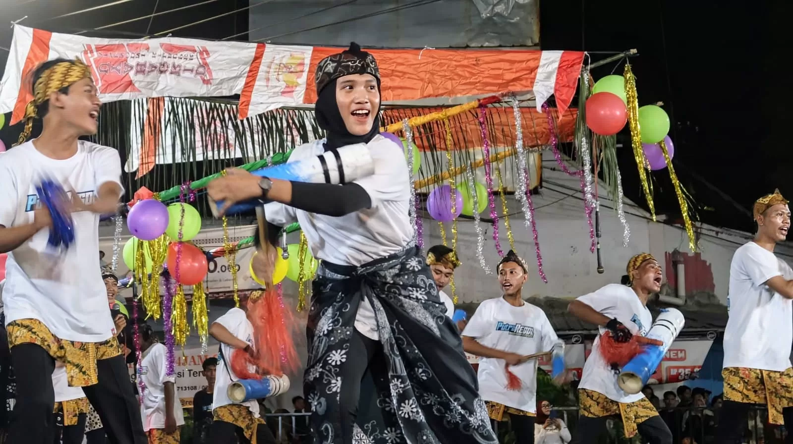 Penampilan grup asal Desa Pandean dalam Festival Thong-Thong Lek Rembang 2025 