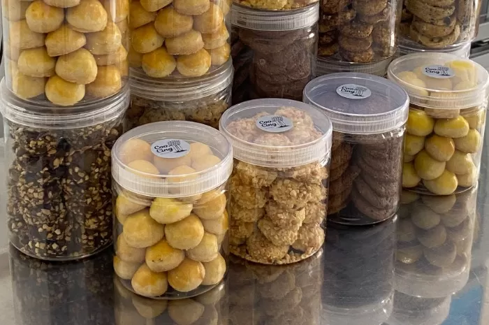 Ilustrasi kue lebaran yang tertata rapi dan estetik. (X.com/@cookingbananah)