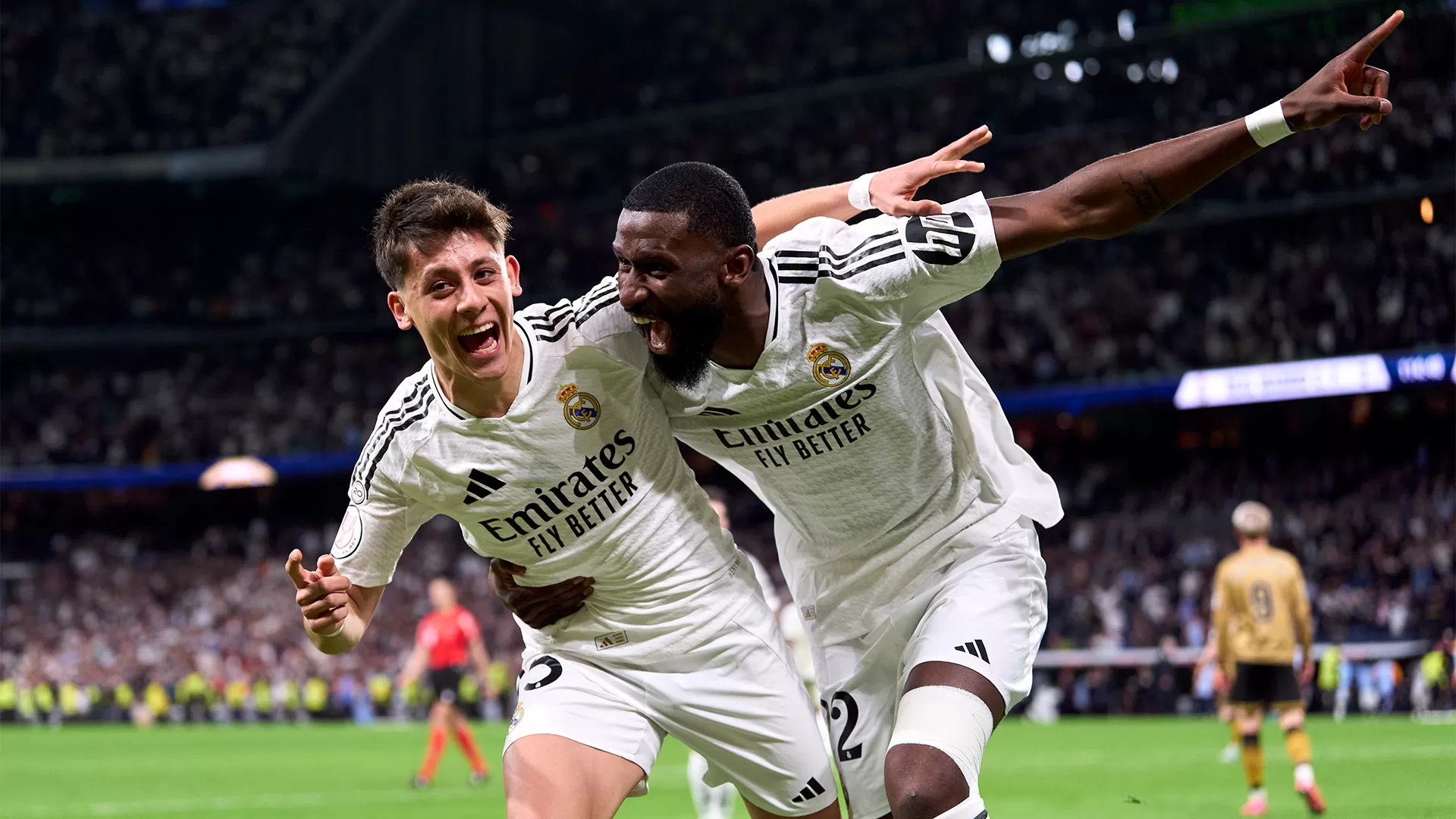 Pemain Real Madrid merayakan gol dalam pertandingan yang berlangsung di Stadion Santiago Bernab&eacute;u