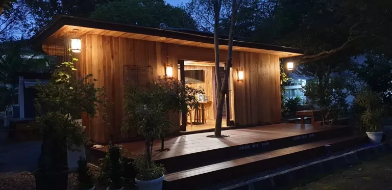 Cross Laminated Timber (CLT) berbahan kayu akasia lokal yang disusun silang dan direkatkan dengan teknologi laminasi. 