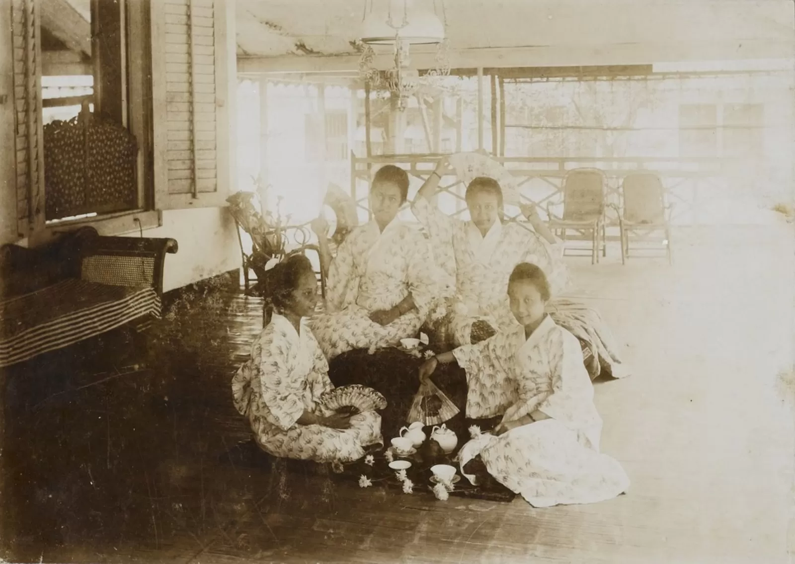 R.A. Kartini dan adik-adiknya mengenakan kimono, 1903. Foto: Universiteit Leiden