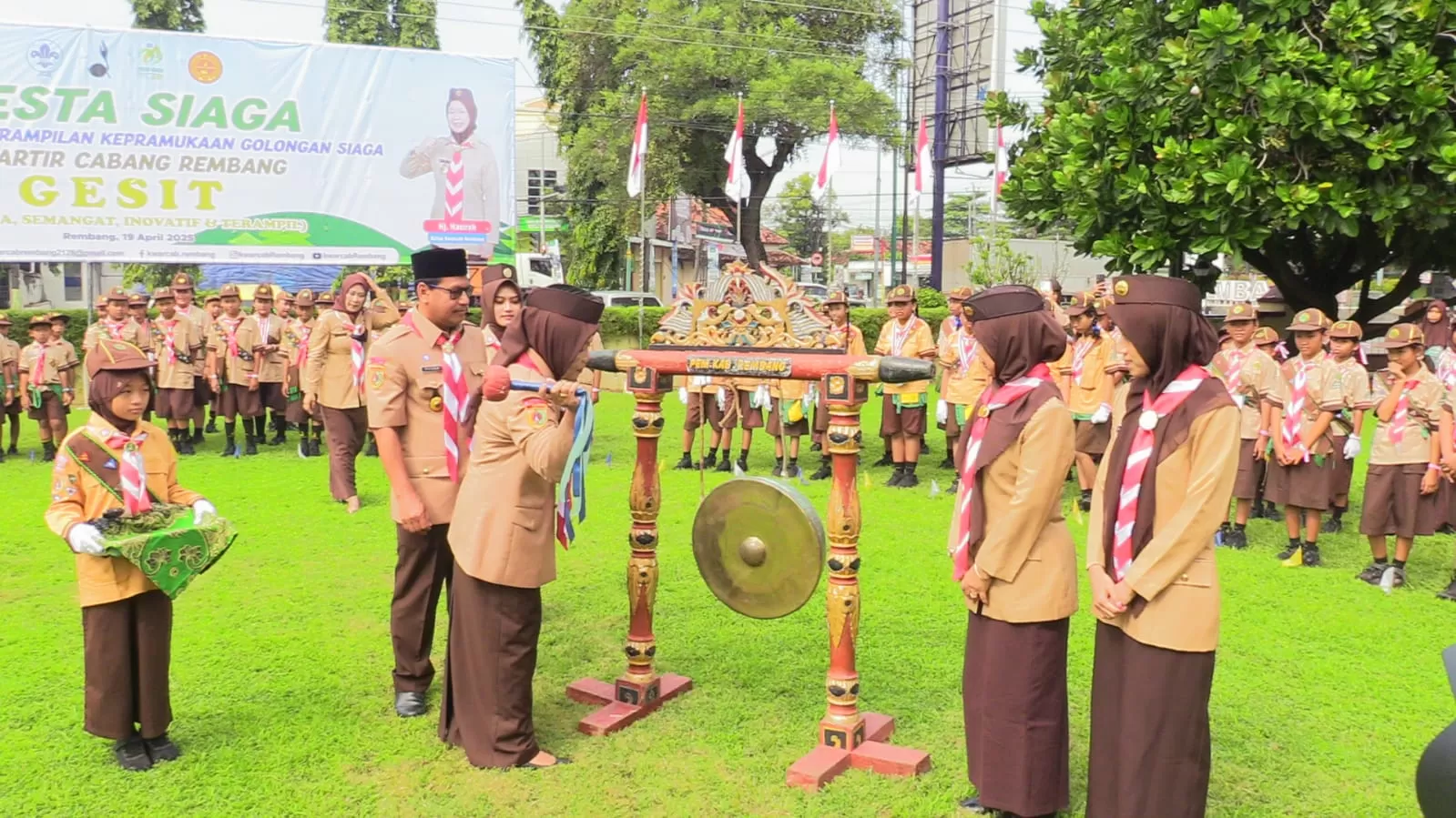 Pesta Siaga Pramuka Kwartir Cabang (Kwarcab) Rembang tahun 2025 resmi dibuka Bunda Musringah Harno di kompleks Kantor Bupati Rembang, Sabtu (19/4/2025).