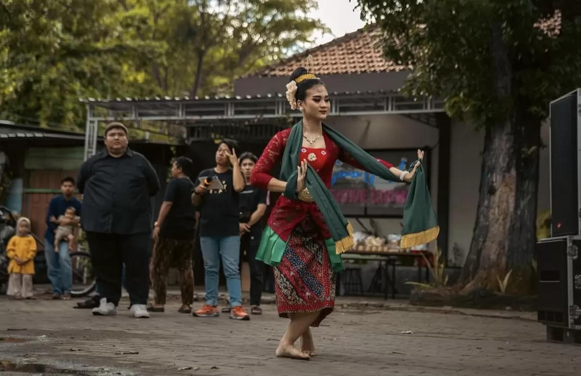 Anita dari Desa Sudo, Rembang tampil dalam sebuah pementasan tari.