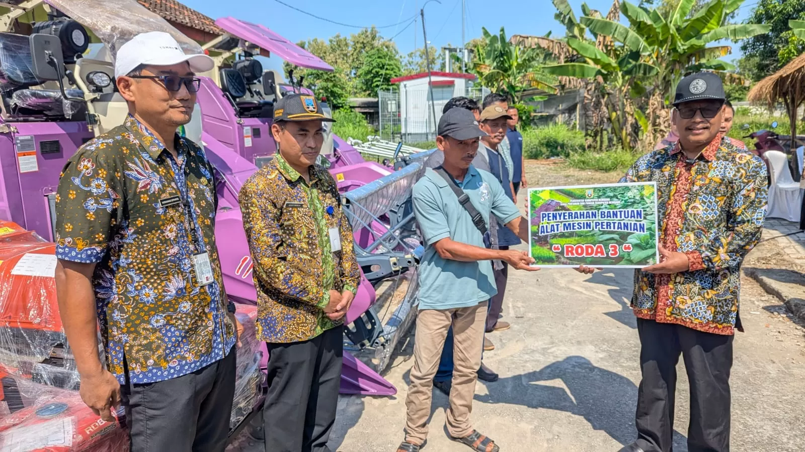 Pemkab Rembang salurkan 513 alsintan untuk petani dalam upaya peningkatan produktivitas pertanian dan efisiensi biaya.