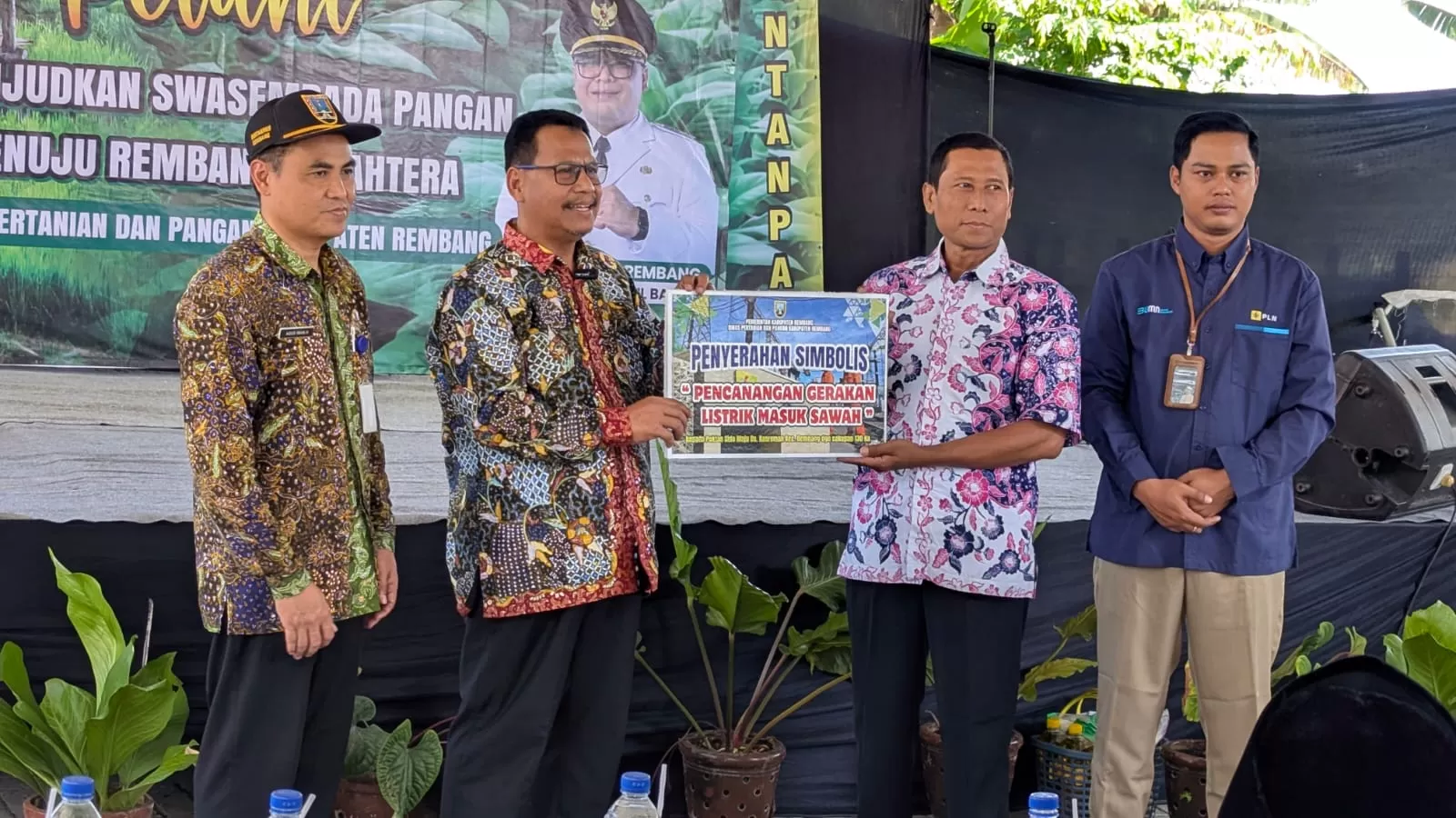 Pemkab Rembang meluncurkan Gerakan Listrik Masuk Sawah untuk mempermudah akses listrik bagi petani, mendukung produktivitas pertanian.