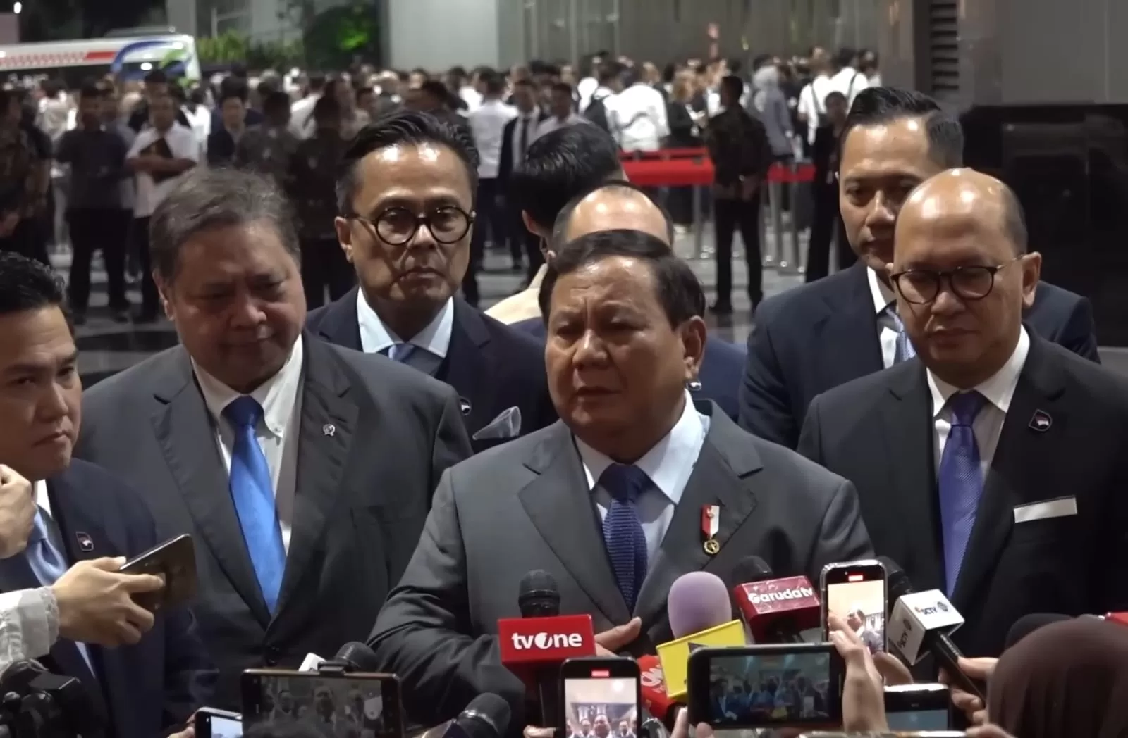 Presiden Prabowo saat menemui media usai memberikan arahan saat Town Hall Danantara. (Tangkapan layar YouTube Prabowo Subianto)