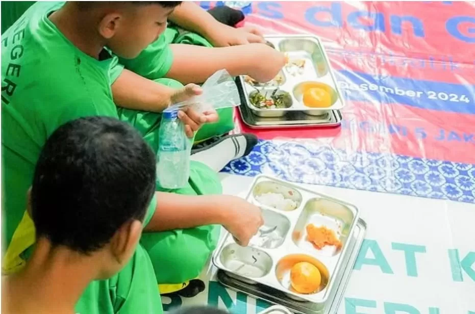 Potret momen anak sekolah menikmati program Makan Bergizi Gratis (MBG). (Instagram/badangizinasional.ri)