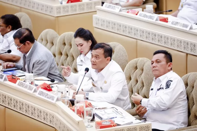 Gubernur Jawa Tengah, Ahmad Luthfi, menyatakan ketidaksetujuannya terhadap rencana Gubernur Jawa Barat, Dedi Mulyadi, yang ingin membina siswa bermasalah melalui program barak militer.