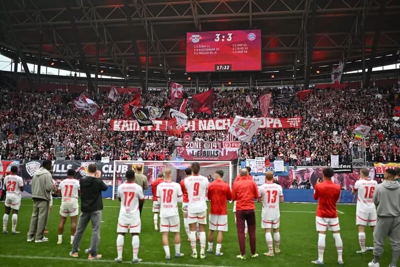 Bayern Munich nyaris menang atas Leipzig, tapi gol menit akhir bikin gelar Bundesliga harus tertunda.