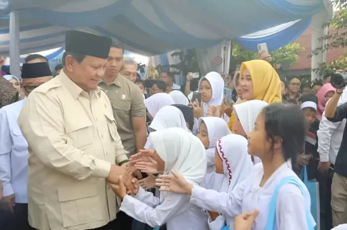 Keceriaan Para Pelajar di Cimahpar saat Hardiknas 2025: Pak Prabowo Datang ke Sekolah Kami!