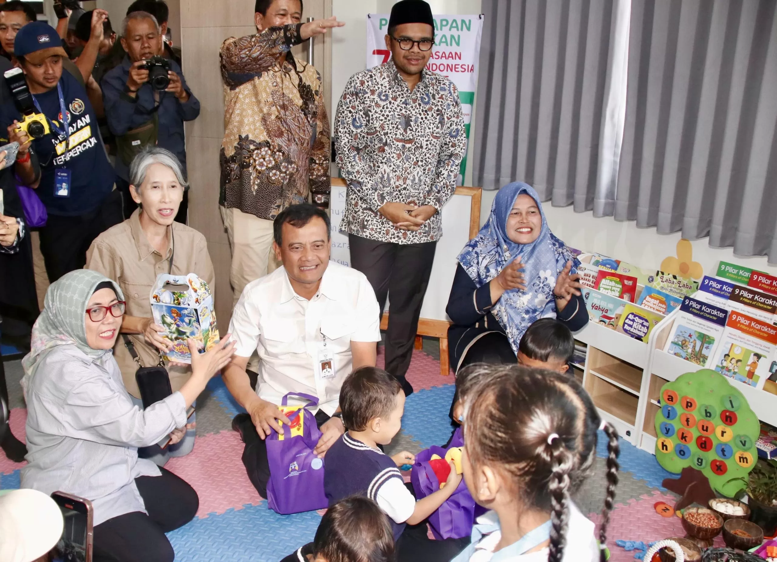 Penitipan anak di KITB diresmikan Gubernur Jateng. Fasilitas ini bantu buruh perempuan kerja nyaman tanpa khawatir anak.