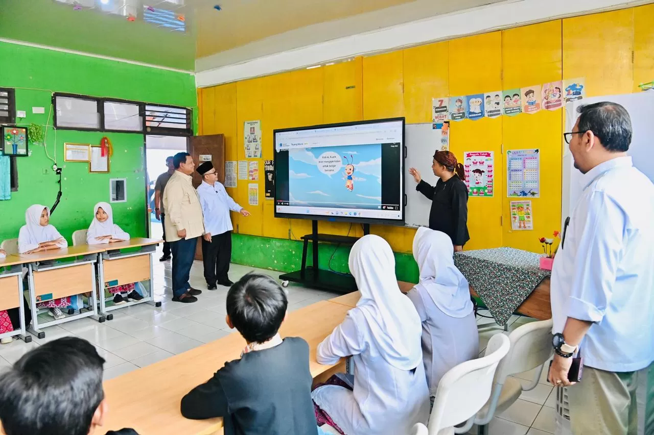 Presiden Prabowo Subianto menyaksikan demonstrasi penggunaan smart board saat menghadiri Peringatan Hari Pendidikan Nasional Tahun 2025 dan Peluncuran Program Hasil Terbaik Cepat (PHTC) 