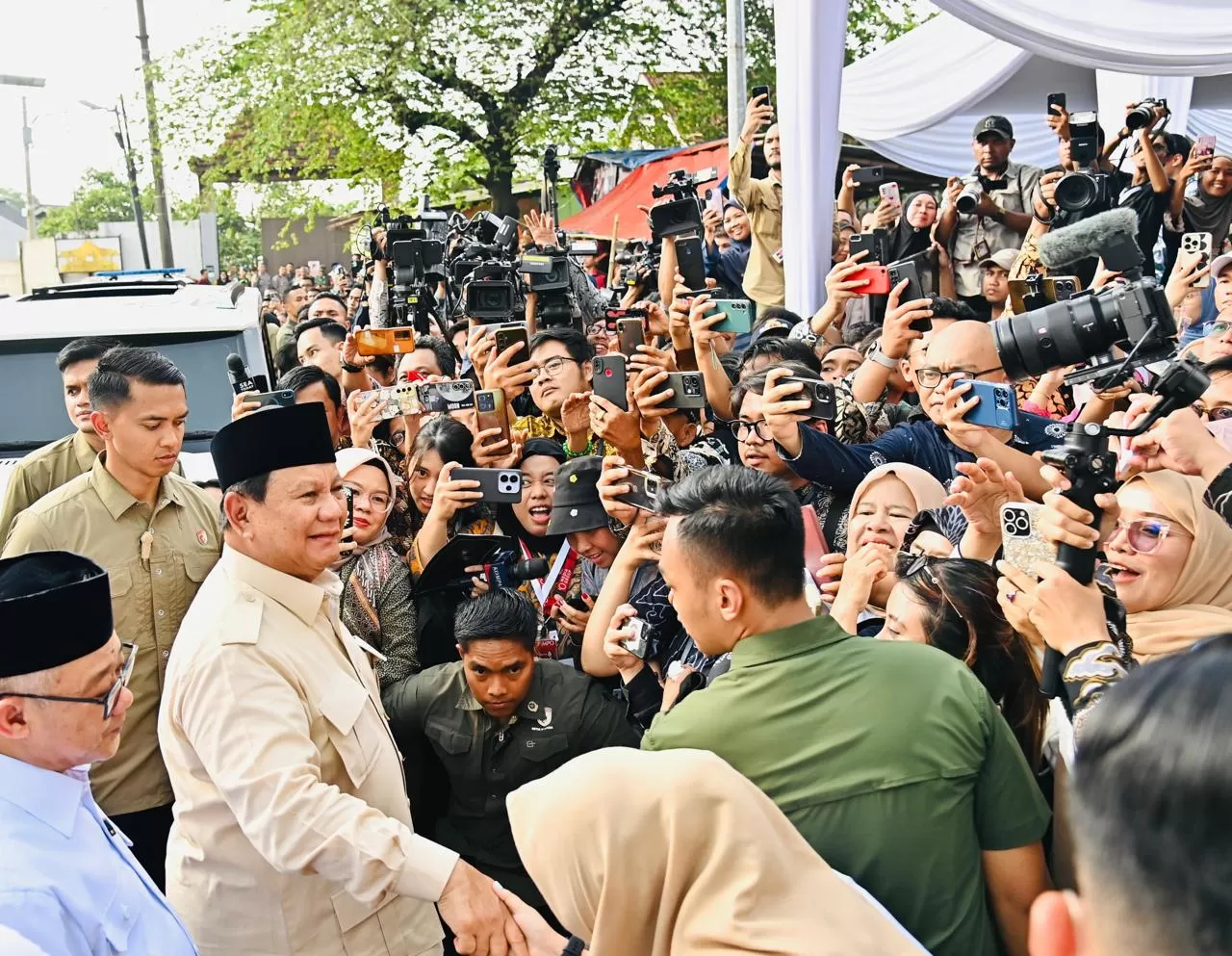 Presiden Prabowo Subianto menyampaikan sambutannya pada Peringatan Hari Pendidikan Nasional Tahun 2025 dan Peluncuran PHTC di SD Negeri Cimahpar 5, Kota Bogor, Provinsi Jawa Barat, pada Jumat, 2 Mei 2