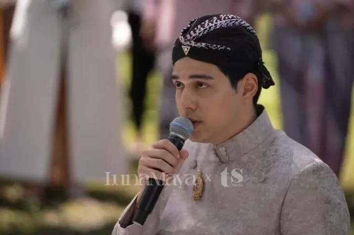Aktor kenamaan Indonesia, Maxime Bouttier dalam prosesi siraman jelang pernikahan dengan Luna Maya. (YouTube.com / Luna Maya)