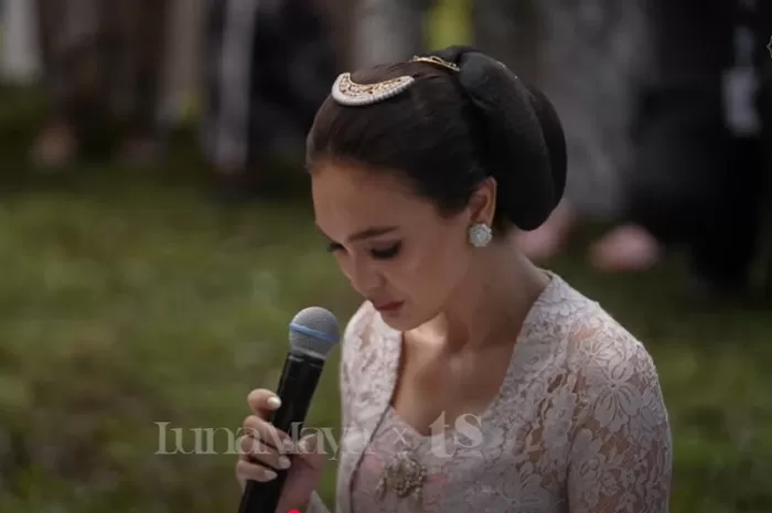 Artis Luna Maya dalam prosesi siraman jelang pernikahan dengan Maxime Bouttier. (YouTube.com / Luna Maya)