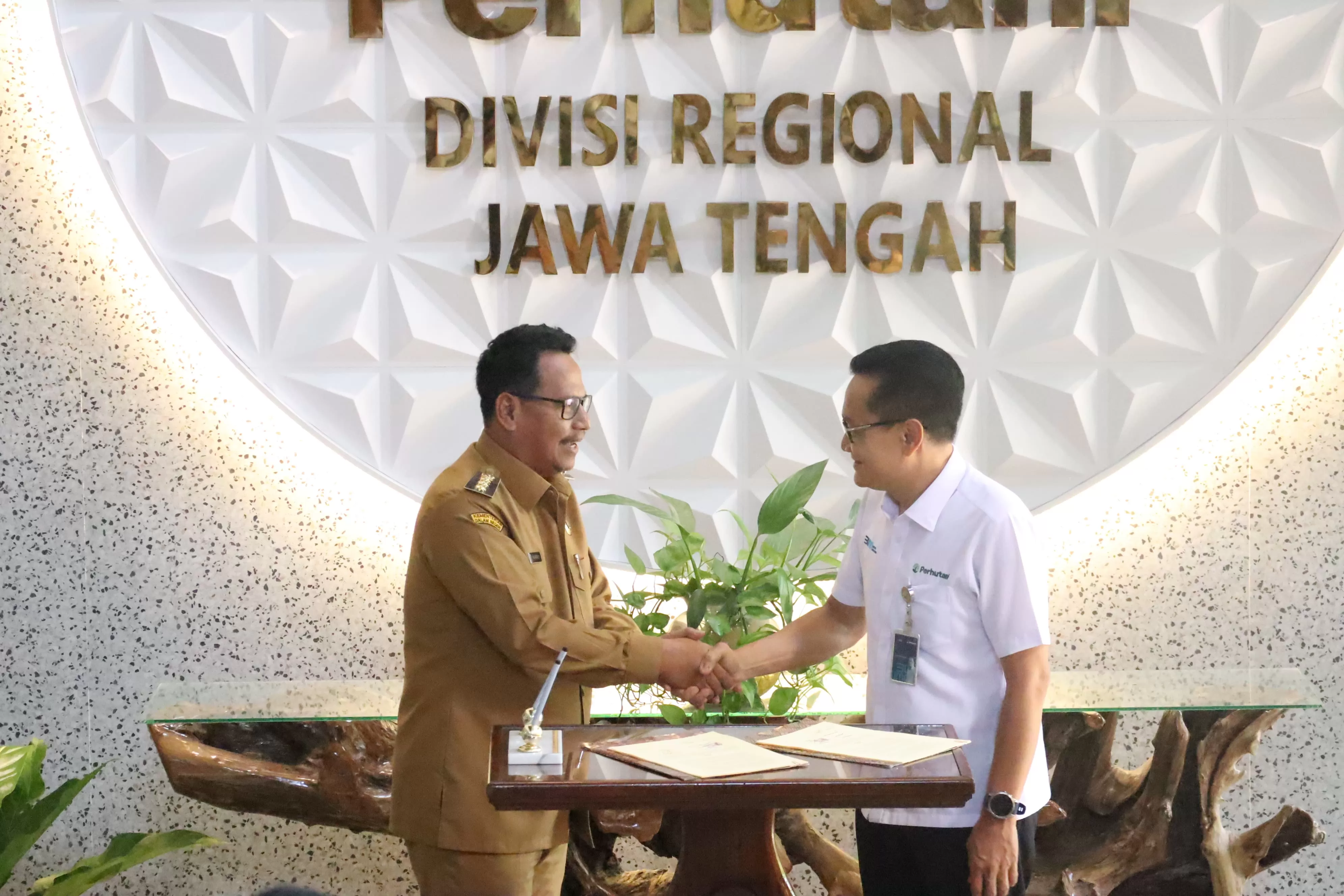 Bupati Rembang teken MoU dengan Perhutani untuk optimalkan pemanfaatan lahan hutan guna pengembangan infrastruktur dan pariwisata.