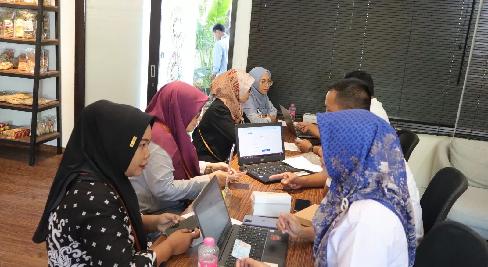 Layanan Si Kelingking Manis di Rumah BUMN Rembang. Sebanyak 30 pelaku UMKM binaan mengikuti sesi sosialisasi dan pendampingan pendaftaran perizinan usaha.