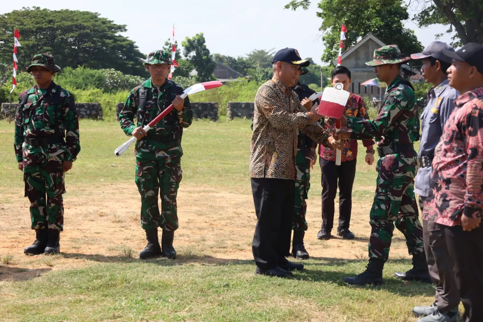 TMMD Sengkuyung Tahap II di Desa Temperak, Sarang Fokus Pengaspalan Jalan. Foto: KODIM 0720 Rembang