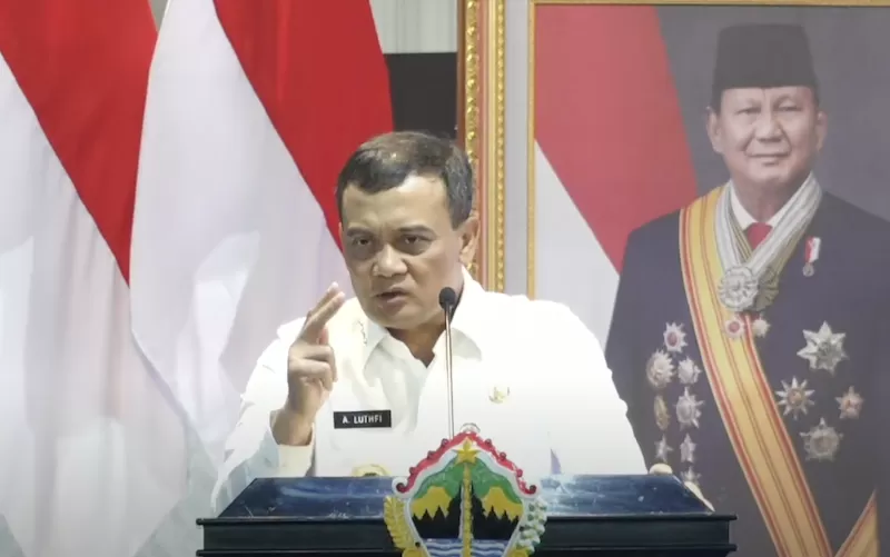 Gubernur Jawa Tengah Ahmad Luthfi melantik 29 pejabat Pemprov Jateng, tekankan merit sistem tanpa titipan dan pentingnya loyalitas.